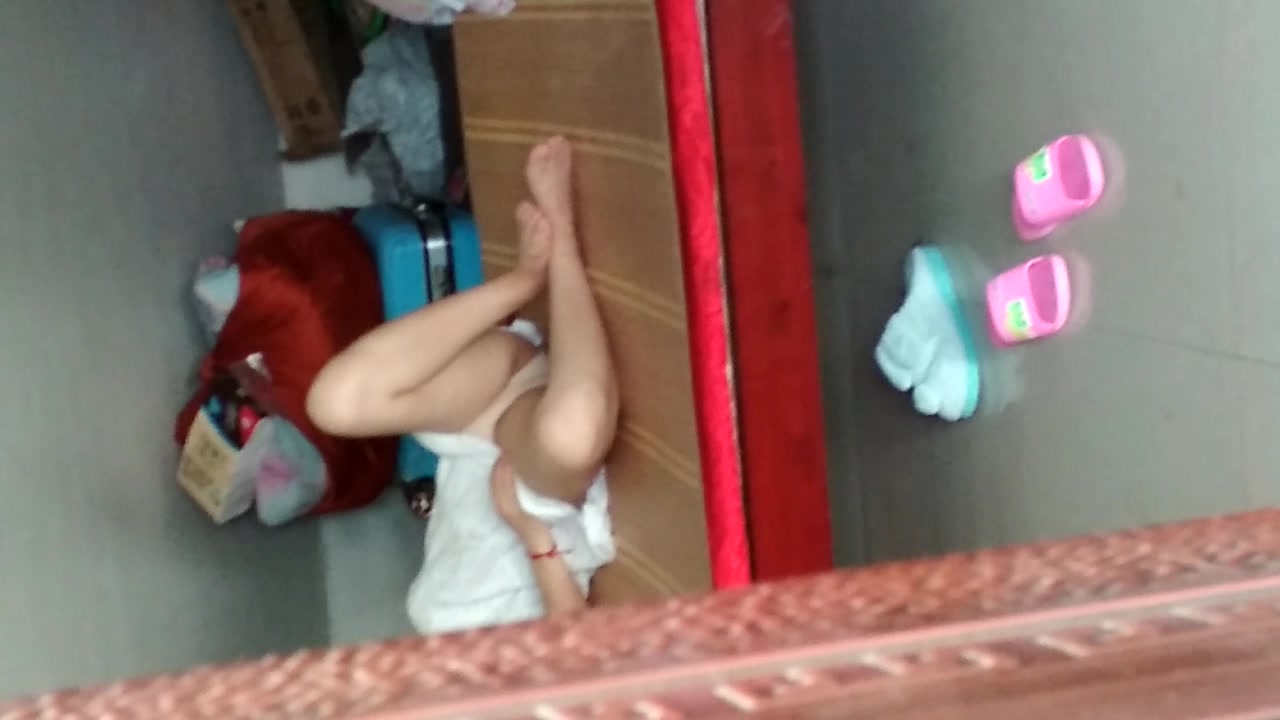 偷拍午睡少妇，被发现了！