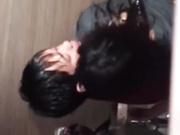 最近國內某夜店饑渴男女在衛生間啪啪啪 這對男女的演技絕對不輸“優衣庫”女主表情超贊