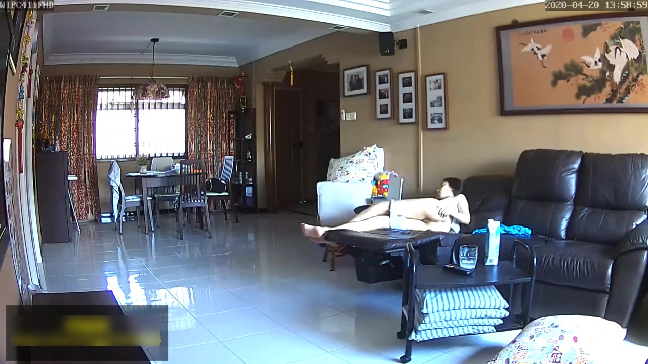 【家庭偷拍】2020年家庭網絡攝像頭被黑偸拍，身材高挑無毛美鮑孤獨一人在家，看A片紫薇了 稀缺資源值得收藏～原版高清