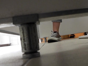 盗站新流校园坑神潜入某高校女卫躲藏隔壁坑位连续偸拍学妹们大小便高清多视角出来还要拍脸