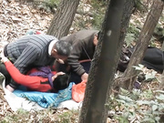 公园小山深处长焦TP总一起看牌的2个老头合伙嫖野鸡大妈拼排一人干一个不硬了撸一撸继续搞很疯狂1080P原版