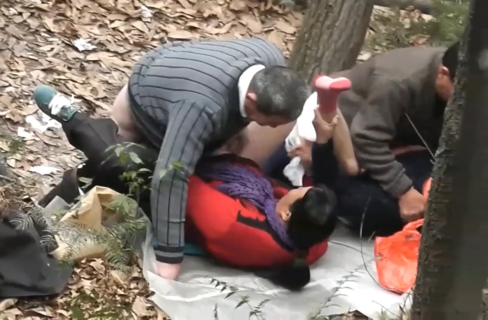 公园小山深处长焦TP总一起看牌的2个老头合伙嫖野鸡大妈拼排一人干一个不硬了撸一撸继续搞很疯狂1080P原版