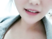 小两口有创意卖母乳，奶水喷射到鸡鸡上，粉红鲍鱼阴毛浓密，做爱途中奶水乱流，白嫩肥臀真实夫妻生活更刺激