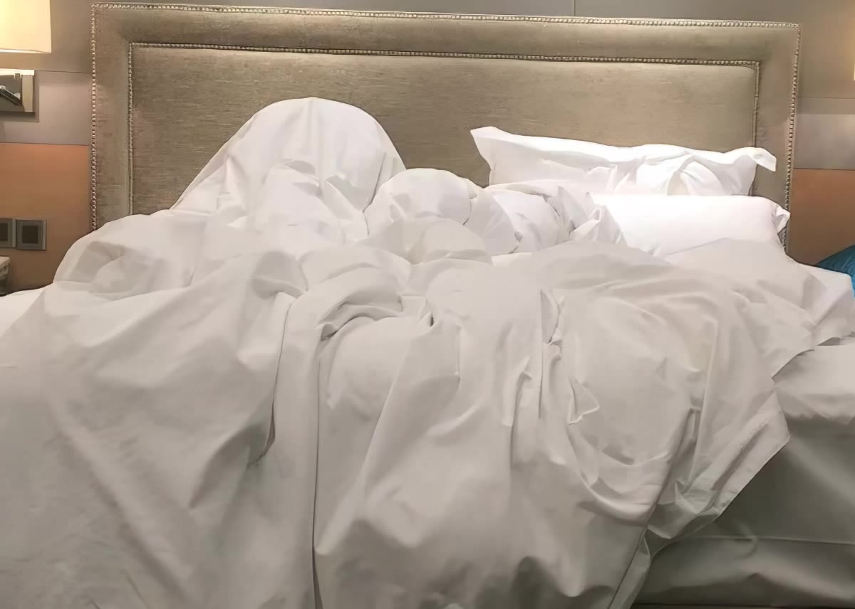 【AI高清2K修复】骚男探花颜值不错白衣妹子啪啪，摸逼口交穿上连体网袜后入抽插猛操