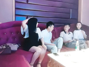 KTV深夜叫了两个妹子玩4P翘起屁股后入撞击