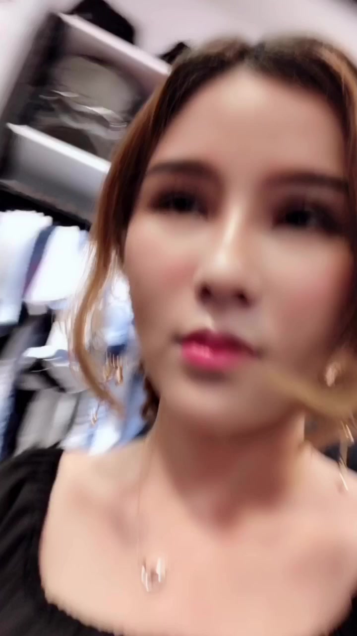 90后年轻情侣模仿优衣库事件在商场试衣间偷偷打炮,奶子坚挺,强忍着兴奋后插式干,外面有人等着试衣服,真刺激!