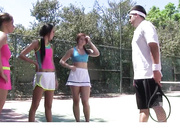 饥渴女孩和她的朋友们想要的不仅仅是网球课