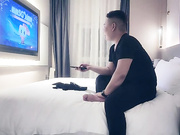 约大长腿网红妹，花臂纹身腰细胸大扶着小腰打桩机快速进出