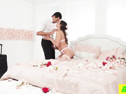 准备在一张开满鲜花的床上尽情享受她的一切