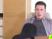 火辣的性感女郎和好朋友一起分享小鲜肉的鸡巴