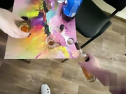 野性女孩舌头上穿个球舔蛋后入喝杯酒在喝尿