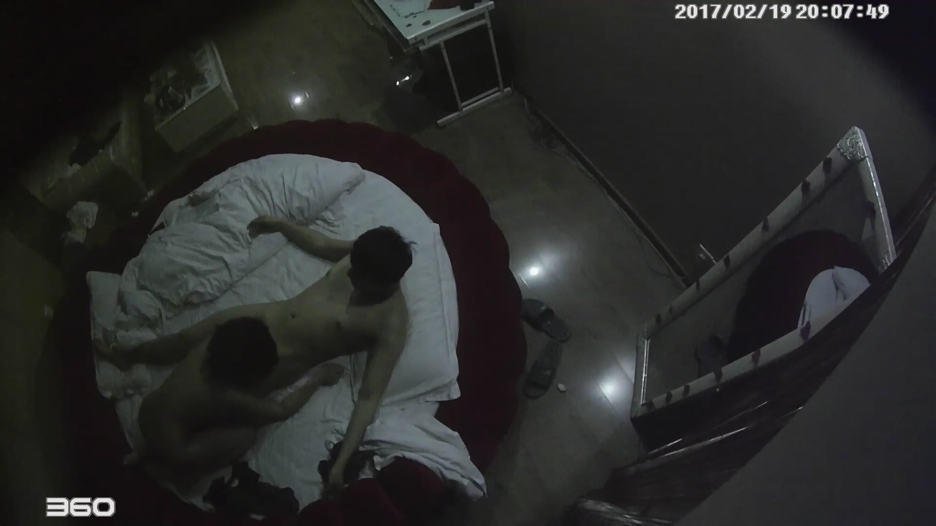 情趣酒店水滴摄像头偷拍小帅哥大战如狼似虎的少妇听对白貌似个男小三