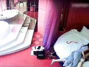 情趣酒店水滴摄像头监控偷拍两个女同开房磨豆腐看地上的奢侈品两个应该家境不错