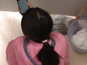 6月沟厕精品--玩手机的妹纸