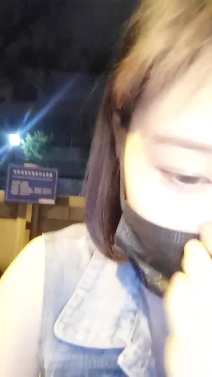 样子满可以的美女主播晚上没穿内裤在天桥玩露出摸逼期间有不少人路过