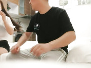 约短裤熟女撸硬扶屁股后入撞击抬起双腿抽插