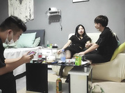 两小伙约炮风韵黑丝御姐给姐姐干出一身的汗