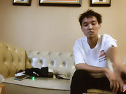 约19岁小萝莉柳腰蜜桃臀超警觉发现了镜头