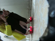 廁拍大神潛入某出租屋公共女廁偷拍極品美少婦如廁噓噓 陰毛雜亂鮑魚肥嫩看得讓人欲火焚身 1080P高清原版