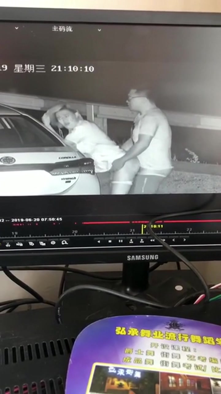 最新网络爆传事件-野性十足的女孩野外车旁和眼睛屌丝男野战啪啪被摄像头录下内部流出 后入怼操 高清720P原版