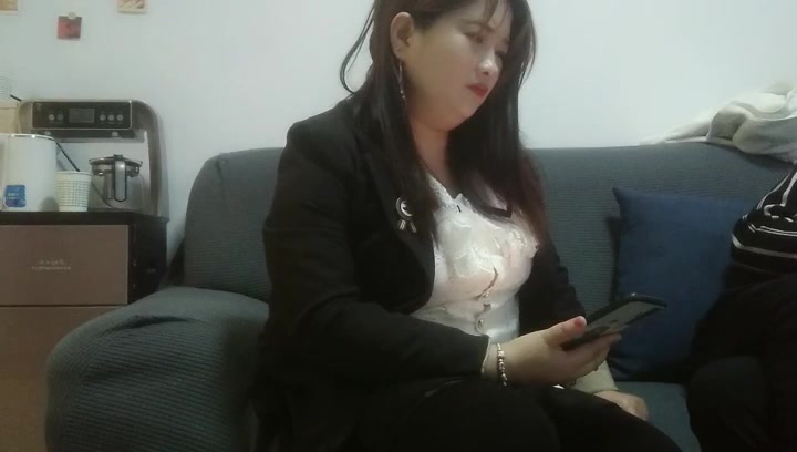 D罩杯人妻小伙摁倒在沙发上狂吸奶口交啪啪激情如火