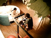 精品酒店蓝色圆床偷拍眼镜哥带了不少吃的探望异地读书的女友刚吃饱就玩六九香肠的味道如何