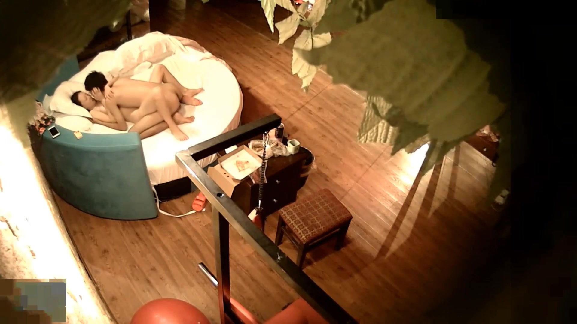 精品酒店蓝色圆床偷拍眼镜哥带了不少吃的探望异地读书的女友刚吃饱就玩六九香肠的味道如何