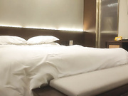 深夜操熟女张开双腿抽插猛操扶着大屁股侧入