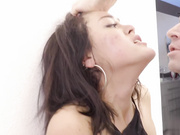 妩媚表情勾引帅哥玩重口暴力手深喉到吐在爆菊