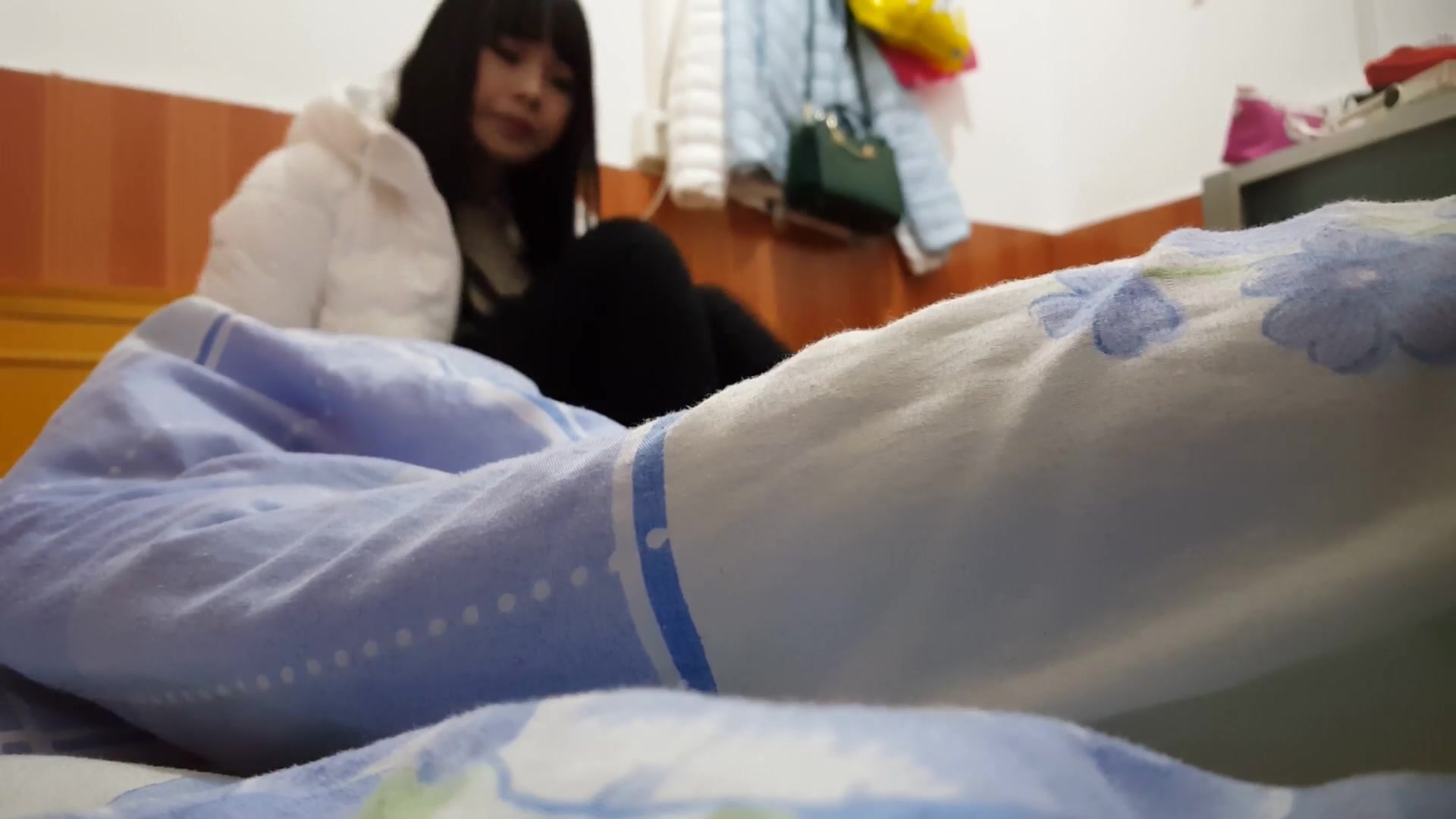 快餐达人城郊路边店邂逅看起来长得还可以的齐头帘大波妹子老规矩边看A片边搞速战速决国语1080P原版