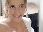 克里斯托在化妆时从裤子里跳出来，引诱了这位演员