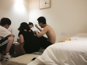 两对夫妻翘起屁股舔屌抬腿抽插骑乘边操边舔