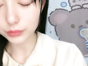 清纯系嫩妹撩起短裙黑丝肥臀没穿内裤超嫩小穴