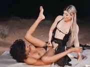 重型机车配高挑性感美人妖野外激情吃JJ毒龙