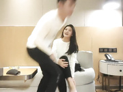 甜美脸蛋高挑身材干一半突然来人把她俩吓一跳