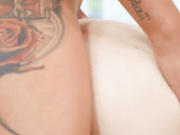 金发野性紧身牛仔裤人妖操高潮汉相互操淫荡刺激