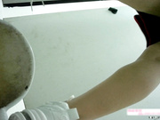 健身馆女厕偷拍富姐进门就发现厕所有异样居然还敢进去方便