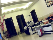 家庭实况360监控拍中年夫妻在客厅沙发上看电视看着看着大叔就扒下老婆的内裤爽一下