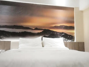 小宝寻花网红脸少妇tp啪啪口交舔弄足交后人抽插