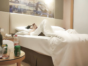 足疗红酒妹沙发躺平休息呻吟不断勾魂摄魄