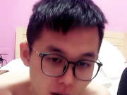 眼镜小哥后暴力抽插还有个小哥在一旁观战呻吟