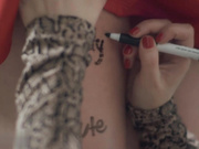 更深的。当她男朋友的前男友出现时，布莱克控制了局面