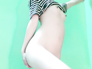 00后嫩妹白嫩美乳诱惑艳舞呻吟不断