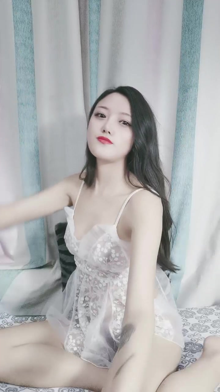 少女玩弄手指掰穴抽插流水