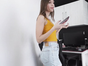 把他的继姐妹的阴部涂成奶油状