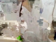 美女卫生间自慰