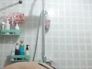 偷拍妈妈洗澡最后被发现了