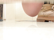 廁拍大神潛入某大型商場公共女廁偷拍各式美女如廁噓噓 幾個可愛嫩妹子的雪白大屁股看得欲火焚身 1080P高清原版