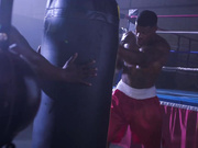 『中文字幕』黑人拳击手只攻击女学员腰带以下部位