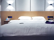 全国探花紫裙鸭舌帽妹子沙发舌吻舔弄后入抽插